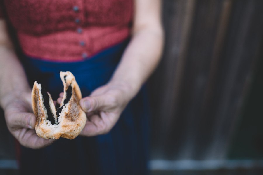 Täglich ofenfrische Mohnzelten, © Niederösterreich Werbung/Mara Hohla In der warmen Umarmung des Waldviertels wird ein köstliches Mohnzelten präsentiert, das die Tradition und den Geschmack der Region verkörpert. Die rustikale Atmosphäre des Wirtshauses lädt dazu ein, die Seele baumeln zu lassen und die Aromen der heimischen Küche zu genießen.
