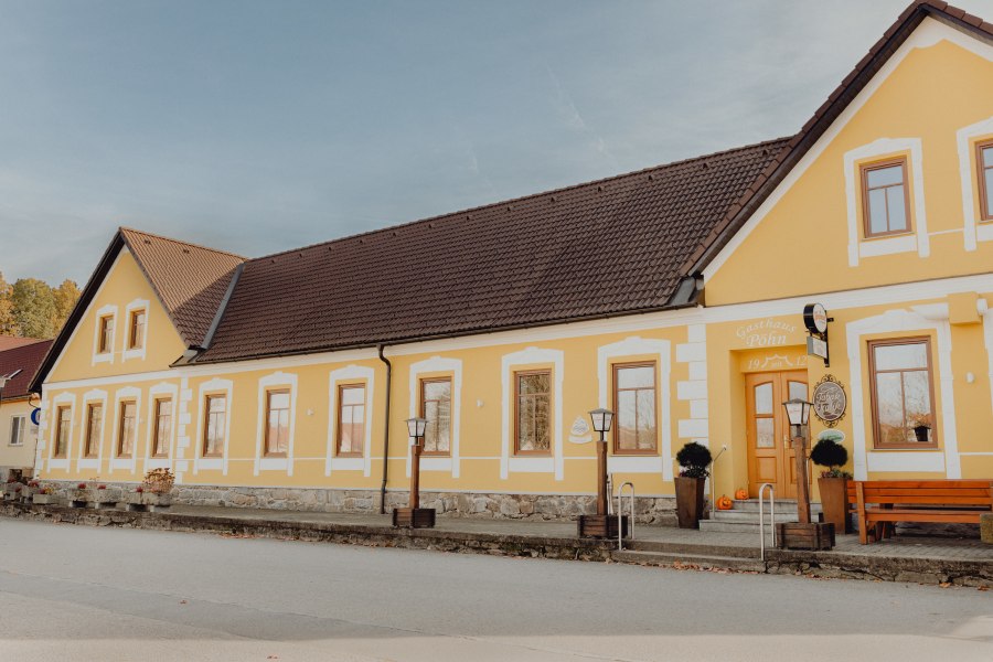 Wirtshaus mit Ferienwohnung, © Niederösterreich Werbung/Klaus Engelmayer Gelbes Wirtshaus mit braunem Dach und mehreren Fenstern, dekoriert mit Kürbissen vor dem Eingang.