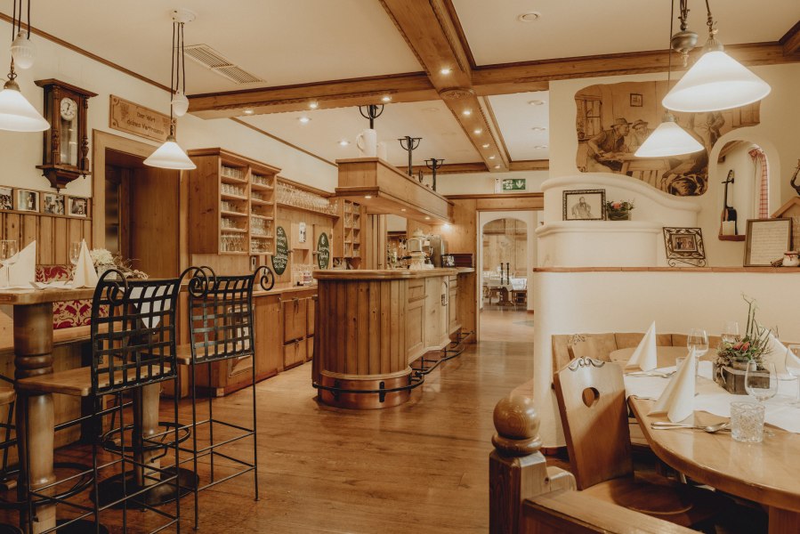 Unterm Lindenbaum oder in der Stube nimmt man gern Platz, © Niederösterreich Werbung/Rita Newman Gemütliches Restaurant mit Holzmöbeln, Bar und gedeckten Tischen.