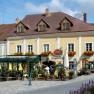 Gasthof Hentsch, © Gasthof Hentsch Ein traditionelles Gasthaus mit gelber Fassade und Blumendekorationen.