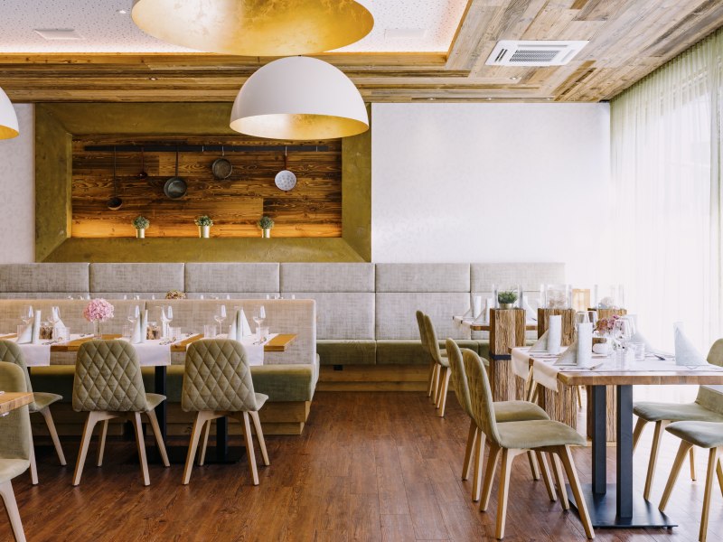 Moderne Wirtshauskultur, © Niederösterreich Werbung/Julius Hirtzberger Modernes Restaurant mit Holzelementen und eleganter Tischdekoration.