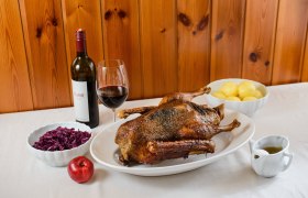 Gansl mit Erdäpfelknödel und Rotkraut, © Niederösterreich-Werbung/Rita Newman Gansl mit Erdäpfelknödel und Rotkraut, © Niederösterreich-Werbung/Rita Newman