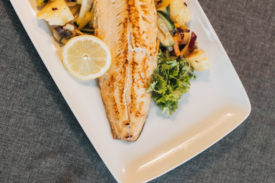 Saiblingsfilet mit hausgemachtem Gemüse, © Niederösterreich Werbung/David Schreiber Ein köstliches Saiblingsfilet, perfekt gegrillt und begleitet von frischem, hausgemachtem Gemüse, lädt zu einem genussvollen Erlebnis ein. Die harmonische Kombination aus Aromen und die liebevolle Präsentation versprechen einen unvergesslichen Gaumenschmaus inmitten der idyllischen Landschaft des Mostviertels.