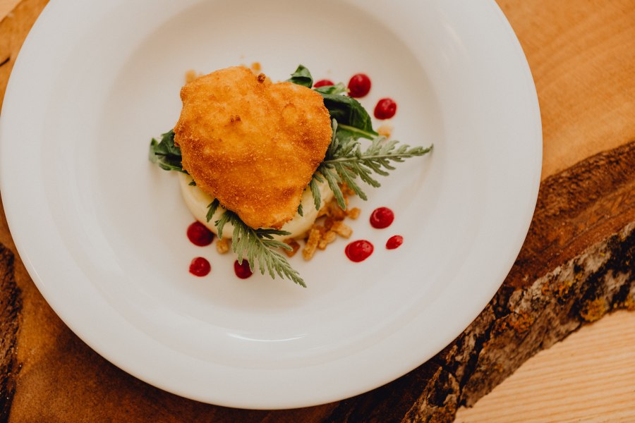 Gebackenes Ei auf Erdäpfel-, rote Rüben-Püree, © Niederösterreich Werbung/Klaus Engelmayer Ein gebackenes Ei auf einem Teller mit Püree und roten Tupfen.