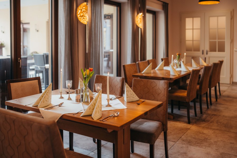 Wirtshaus mit Kabarettabenden und Frühschoppen, © Niederösterreich Werbung/Daniela Führer Ein gemütlich gedeckter Tisch in einem Wirtshaus mit Kerzen und Blumen.