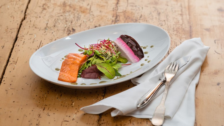 Gebeiztes Lachsforellenfilet mit Rote Rüben-Kren-Terrine, © Rita Newman Gebeiztes Lachsforellenfilet mit Rote Rüben-Kren-Terrine, © Rita Newman