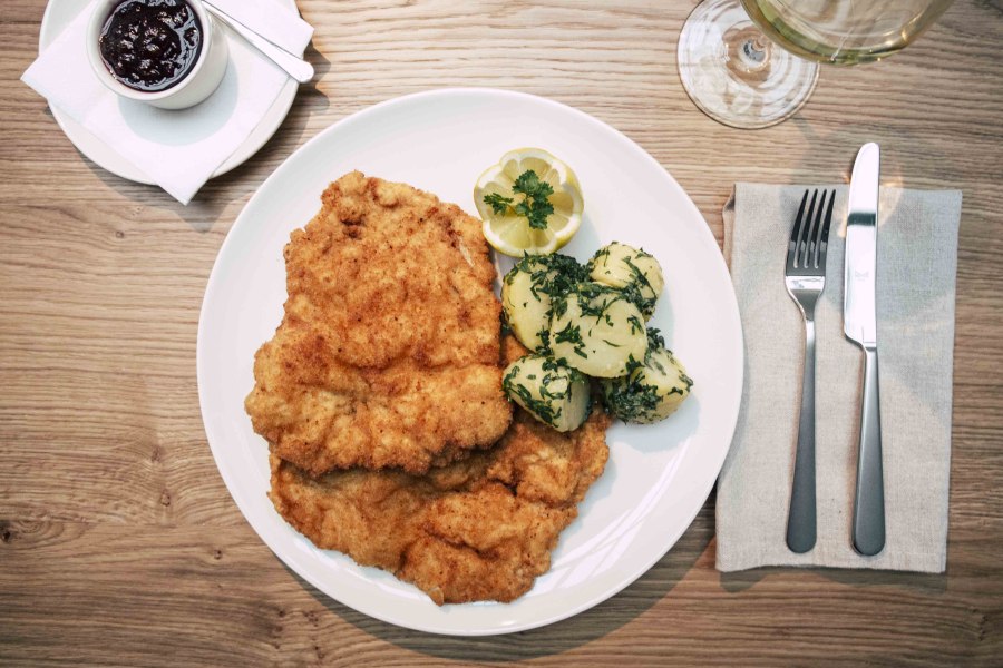 Wirtshausküche mit kreativen Akzenten, © Astrid Bartl Wiener Schnitzel mit Petersilienkartoffeln und Preiselbeeren.