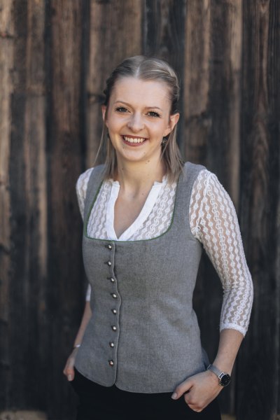 Im Service: Schwester Julia Mathe, © Niederösterreich Werbung/David Schreiber Frau in traditioneller Kleidung vor Holzwand.