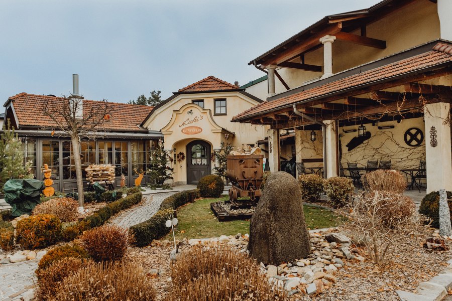 Wirtshaus in Gmünd, © Niederösterreich Werbung/Klaus Engelmayer Außenansicht eines traditionellen Wirtshauses mit Garten und Dekorationen.