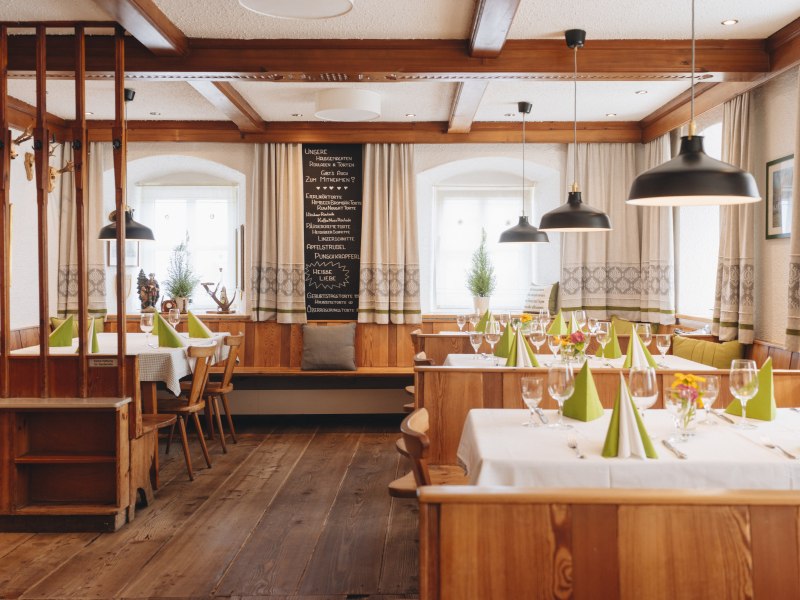 Wunderschön erhaltene alte Stube, © Niederösterreich Werbung/Julius Hirtzberger Gemütliche, traditionelle Gaststube mit Holzmöbeln, gedeckten Tischen und grünen Servietten.