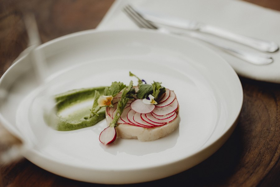 Tolle Kombination: Saibling, Wasabi, Radieschen, © Niederösterreich Werbung/Sophie Menegaldo Ein Tellergericht mit Saibling, Radieschen und Wasabi-Creme, dekoriert mit essbaren Blüten.