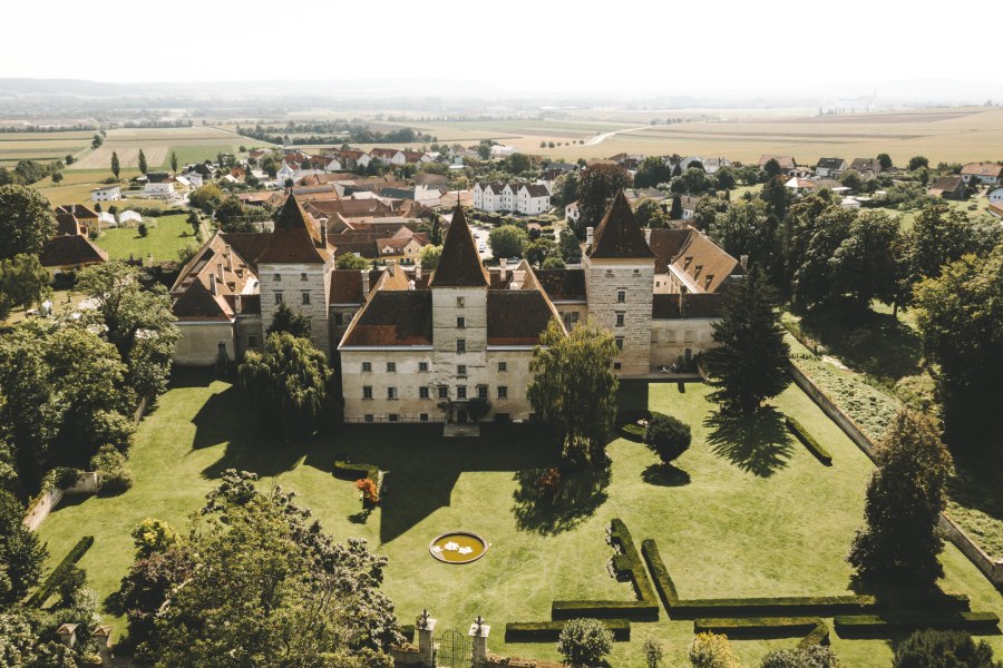Schloss Walpersdorf, © Niederösterreich Werbung/David Schreiber Luftaufnahme von Schloss Walpersdorf mit umliegender Landschaft.