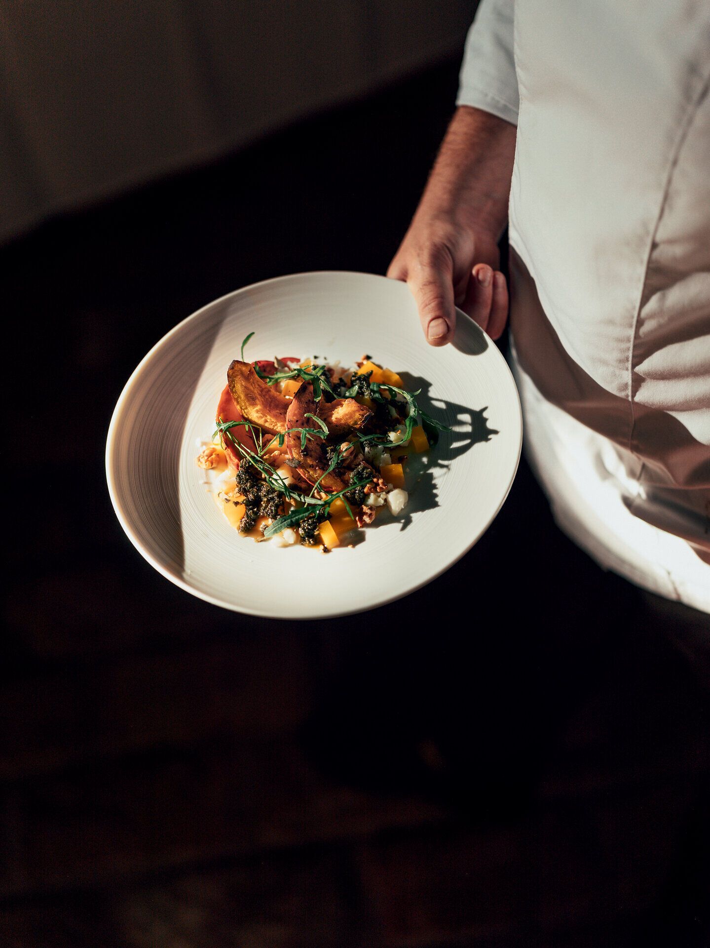 Ein kunstvoll angerichteter Teller mit köstlichen regionalen Spezialitäten lädt dazu ein, die Aromen der Wirtshauskultur Niederösterreichs zu entdecken. Die harmonische Kombination aus frischen Zutaten und liebevoller Zubereitung verspricht ein unvergessliches Geschmackserlebnis. Genießen Sie die kulinarischen Highlights in einer einladenden Atmosphäre, die zum Verweilen einlädt.