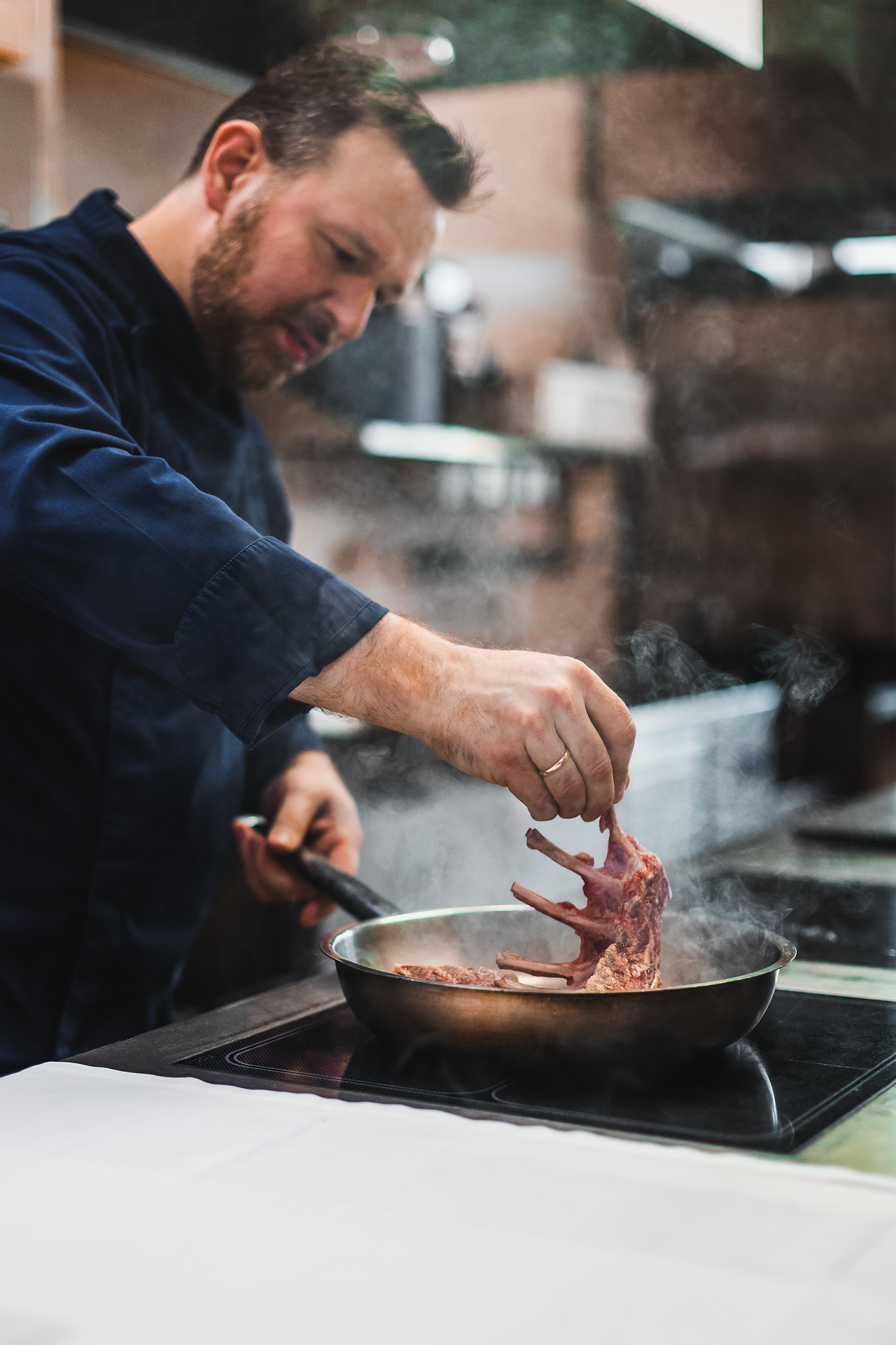 In der gemütlichen Atmosphäre des Hönigwirts wird ein köstliches Lammkotlett zubereitet, das perfekt mit cremiger Polenta und frischen Antipasti harmoniert. Der Duft von frisch zubereitetem Essen und die einladende Umgebung laden dazu ein, die kulinarischen Köstlichkeiten der Region zu genießen.