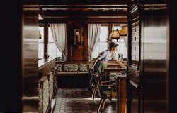 In der einladenden Gaststube des Gasthofs Kalteis herrscht eine warme, gemütliche Atmosphäre, die zum Verweilen einlädt. Die rustikale Einrichtung und das sanfte Licht schaffen einen perfekten Ort, um die kulinarischen Köstlichkeiten der Region zu genießen.