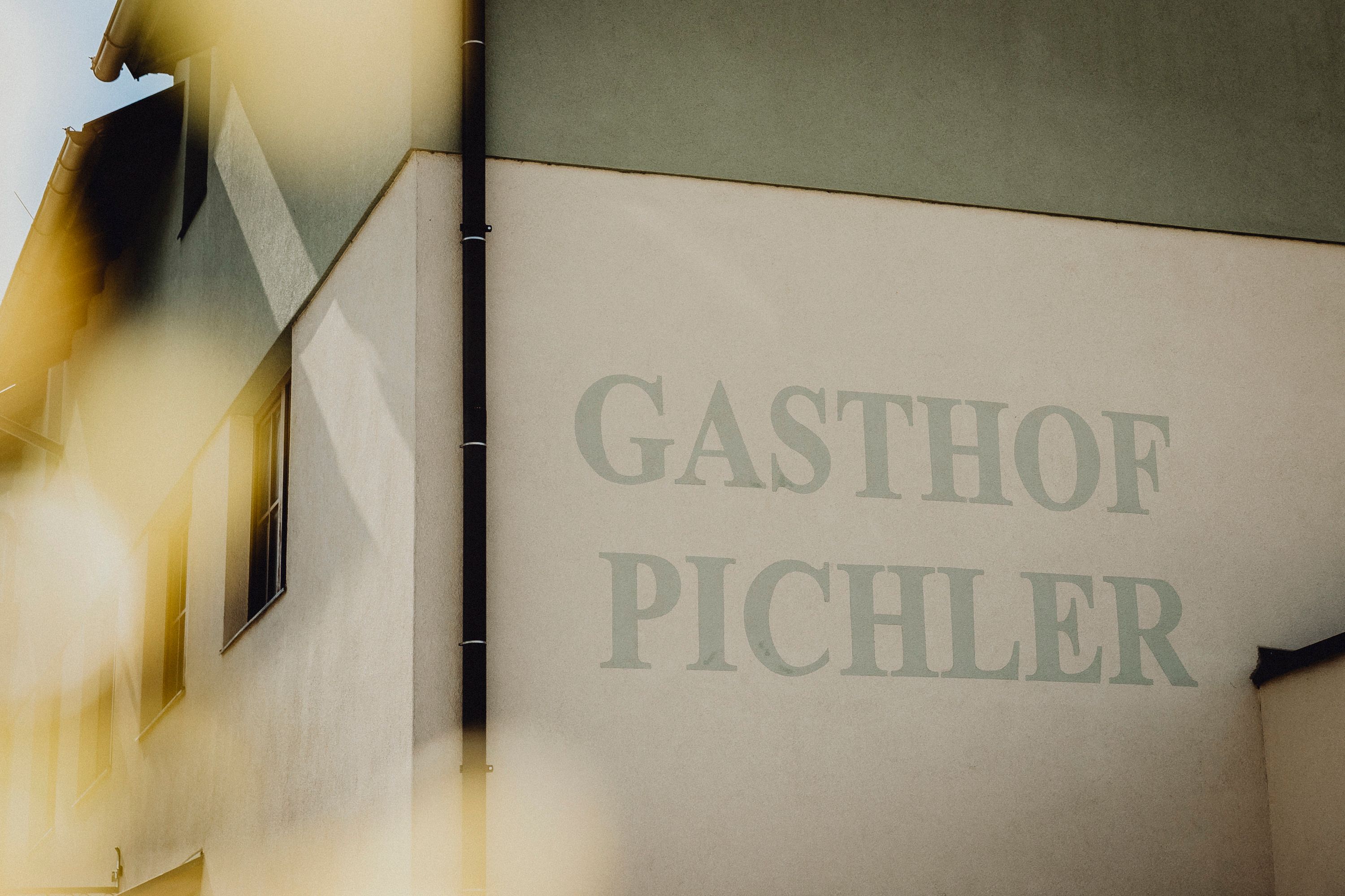 Fassade eines Gebäudes mit der Aufschrift 'Gasthof Pichler'.