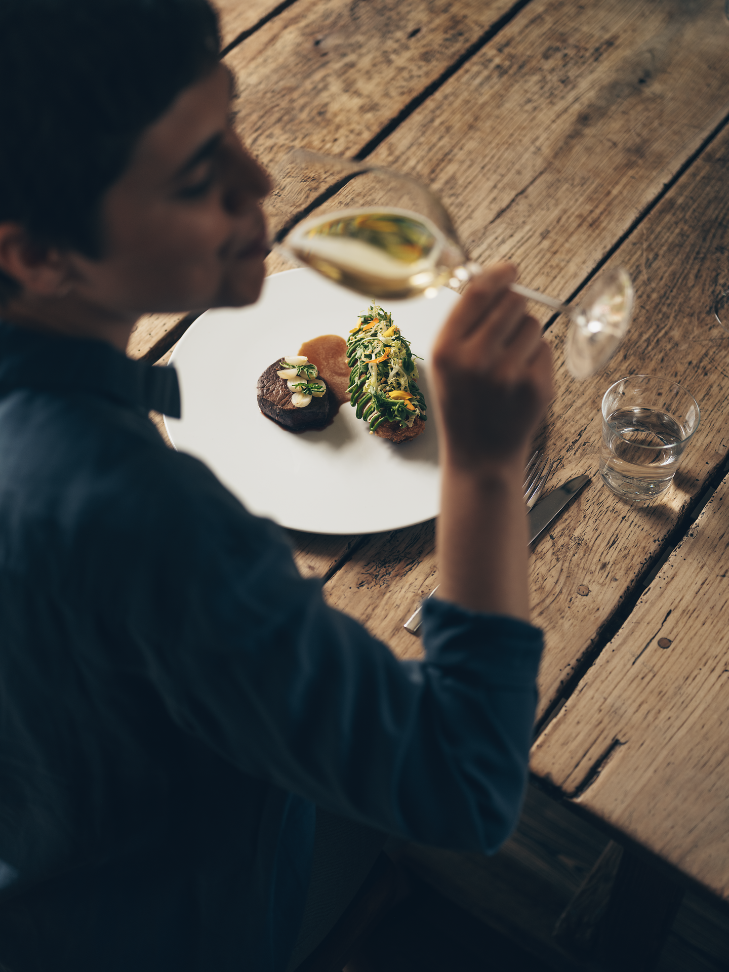 Genießen Sie die exquisite Wirtshauskultur Niederösterreichs mit einem köstlichen Gericht aus Bio-Rind. Das rosa gebratene Filet, begleitet von geschmorten Jungzwiebeln und einer Ochsenschlepp-Krokette, verspricht ein unvergessliches Geschmackserlebnis. Ein frischer Wildkräutersalat rundet das kulinarische Erlebnis perfekt ab.