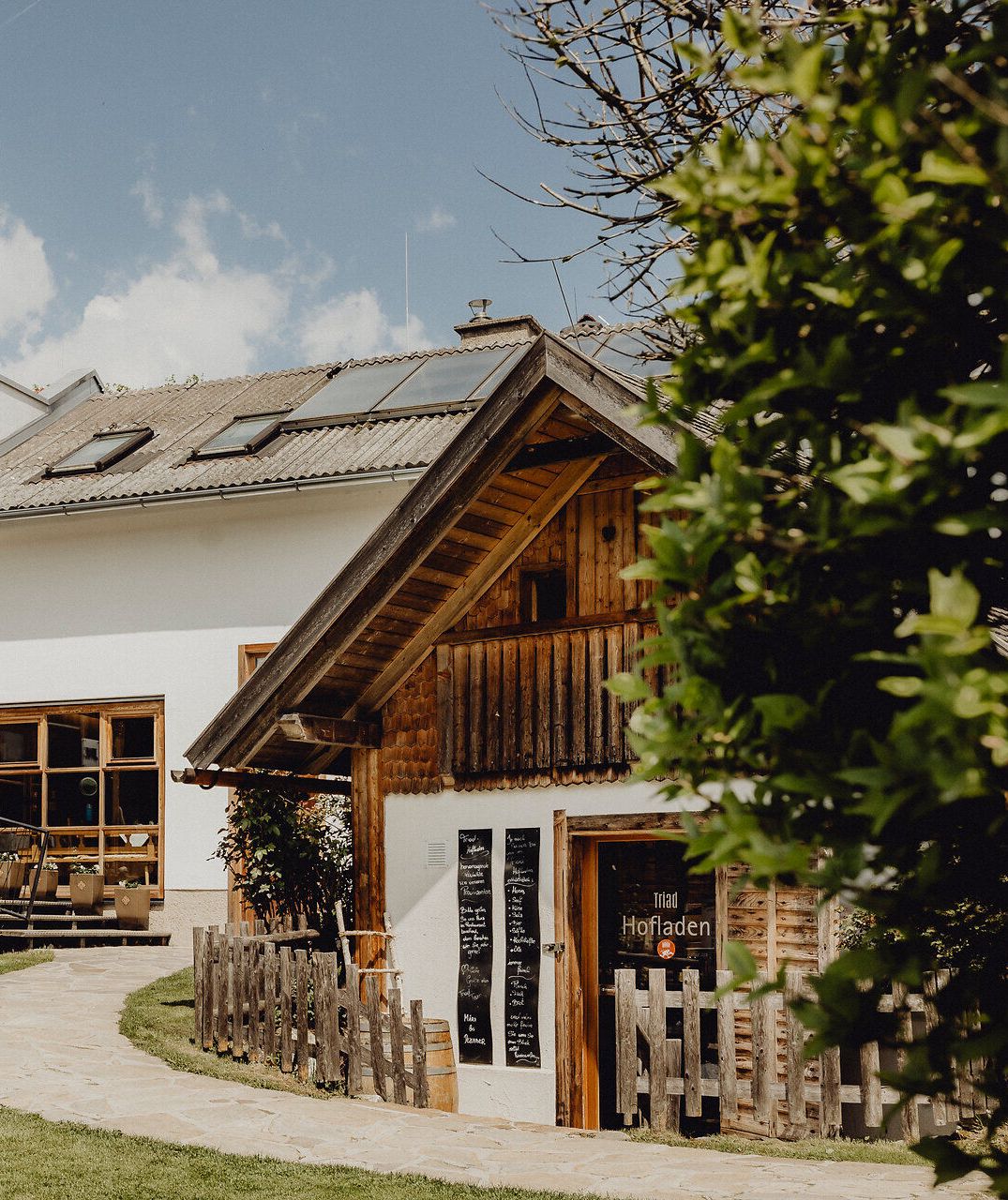 Inmitten der malerischen Landschaft der Wiener Alpen lädt das Wirtshaus zu einer wohlverdienten Pause ein. Die harmonische Verbindung von traditioneller Architektur und modernem Komfort schafft eine einladende Atmosphäre, die zum Verweilen einlädt. Umgeben von üppigem Grün und blühenden Pflanzen genießen Besucher hier die Ruhe und Schönheit der Natur.