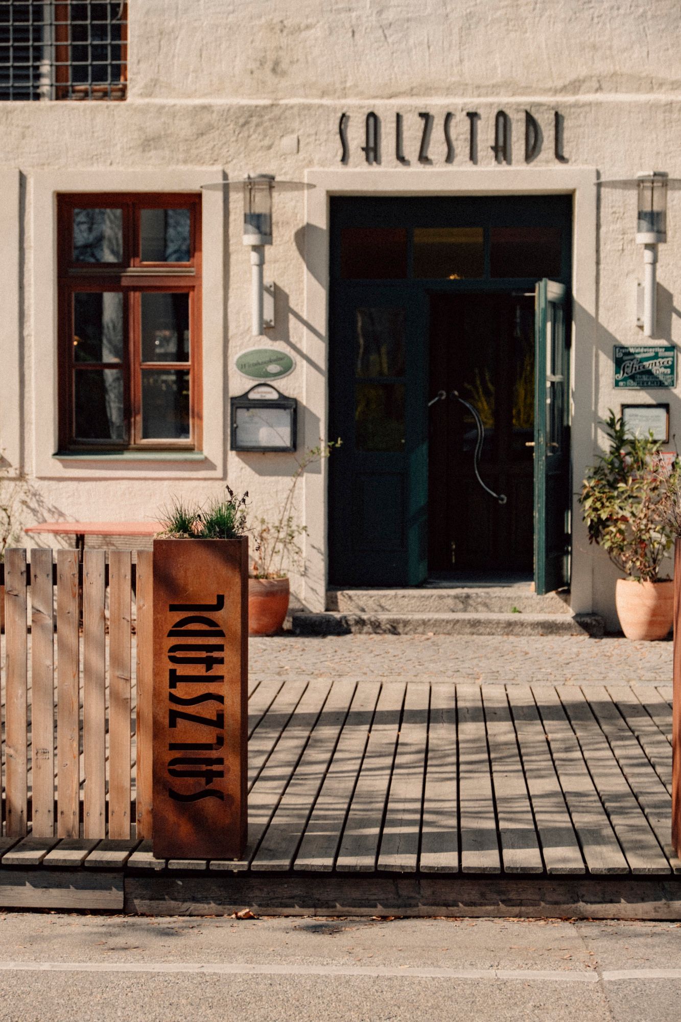Eingang eines Gebäudes mit der Aufschrift 'Salzstadl' und Holzelementen.