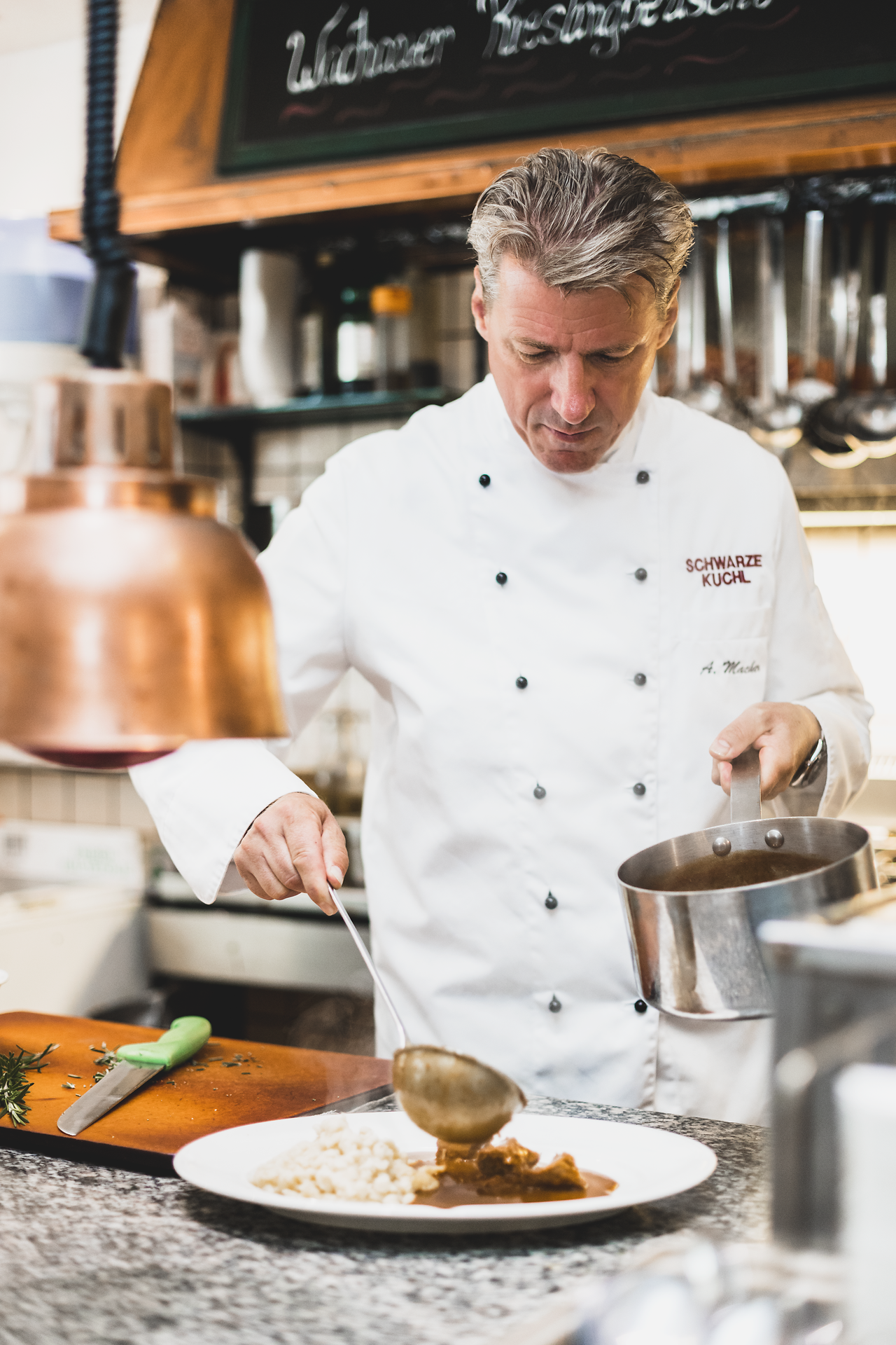 In der gemütlichen Atmosphäre des Gasthauses Schwarze Kuchl zaubert der talentierte Koch mit Leidenschaft köstliche Gerichte. Der Duft von frisch zubereiteten Speisen und die herzliche Gastfreundschaft laden dazu ein, die kulinarischen Köstlichkeiten zu genießen und die Seele baumeln zu lassen.