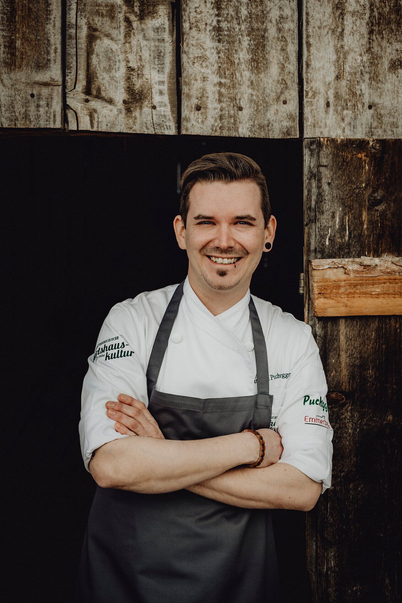 Inmitten der malerischen Wiener Alpen strahlt die Gastfreundschaft des Wirtshauskultur aus. Der leidenschaftliche Koch, mit einem charmanten Lächeln, verkörpert die Tradition und die kulinarische Vielfalt der Region. Hier erleben Besucher nicht nur köstliche Speisen, sondern auch die herzliche Atmosphäre eines echten österreichischen Wirtshauses.