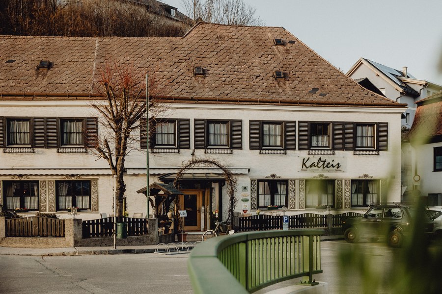 Traditionelles Gasthaus mit Holzl&auml;den und Schindeldach in Kirchberg an der Pielach.