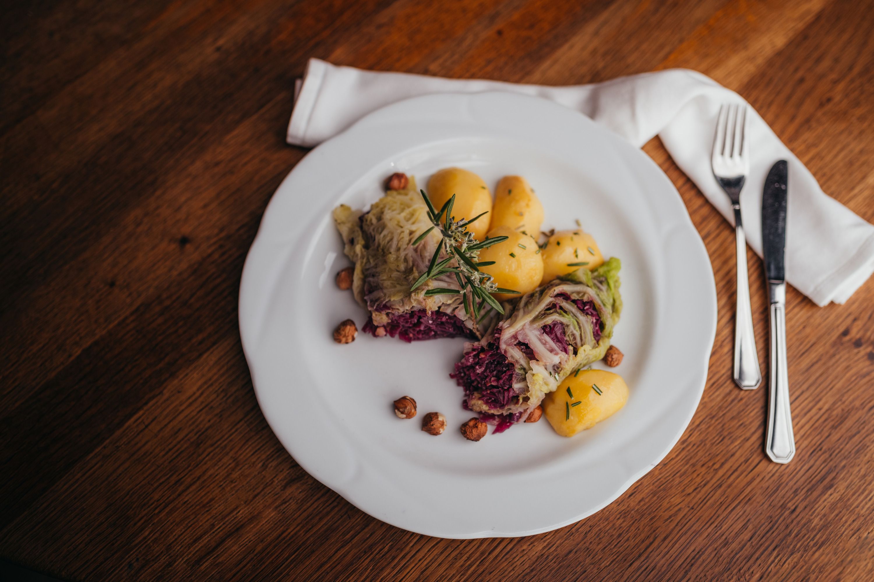 Kohlroulade mit Rotkraut-Haselnussfülle