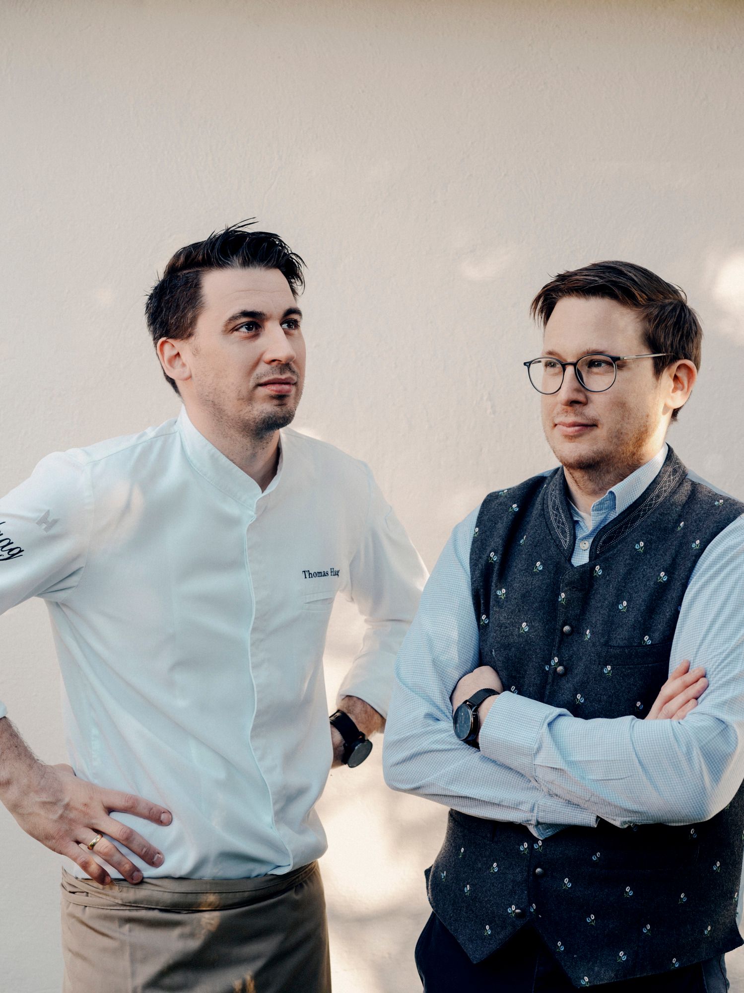 Zwei Männer stehen nebeneinander, einer in Kochjacke, der andere in Trachtenweste.