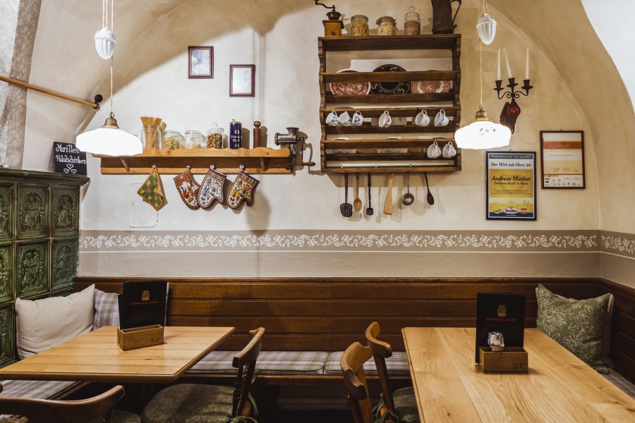 Gem&uuml;tliche Gaststube mit Holzm&ouml;beln und traditioneller Dekoration.