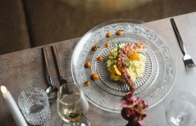 Elegantes Gericht mit Oktopus auf Risotto, dekorativ serviert.