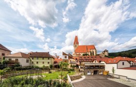 Ansicht von Weißenkirchen in der Wachau mit Kirche und historischen Gebäuden.