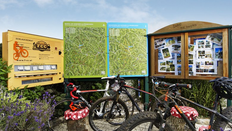 Fahrräder vor Infotafeln mit Wander- und Radwegen in den Wiener Alpen.