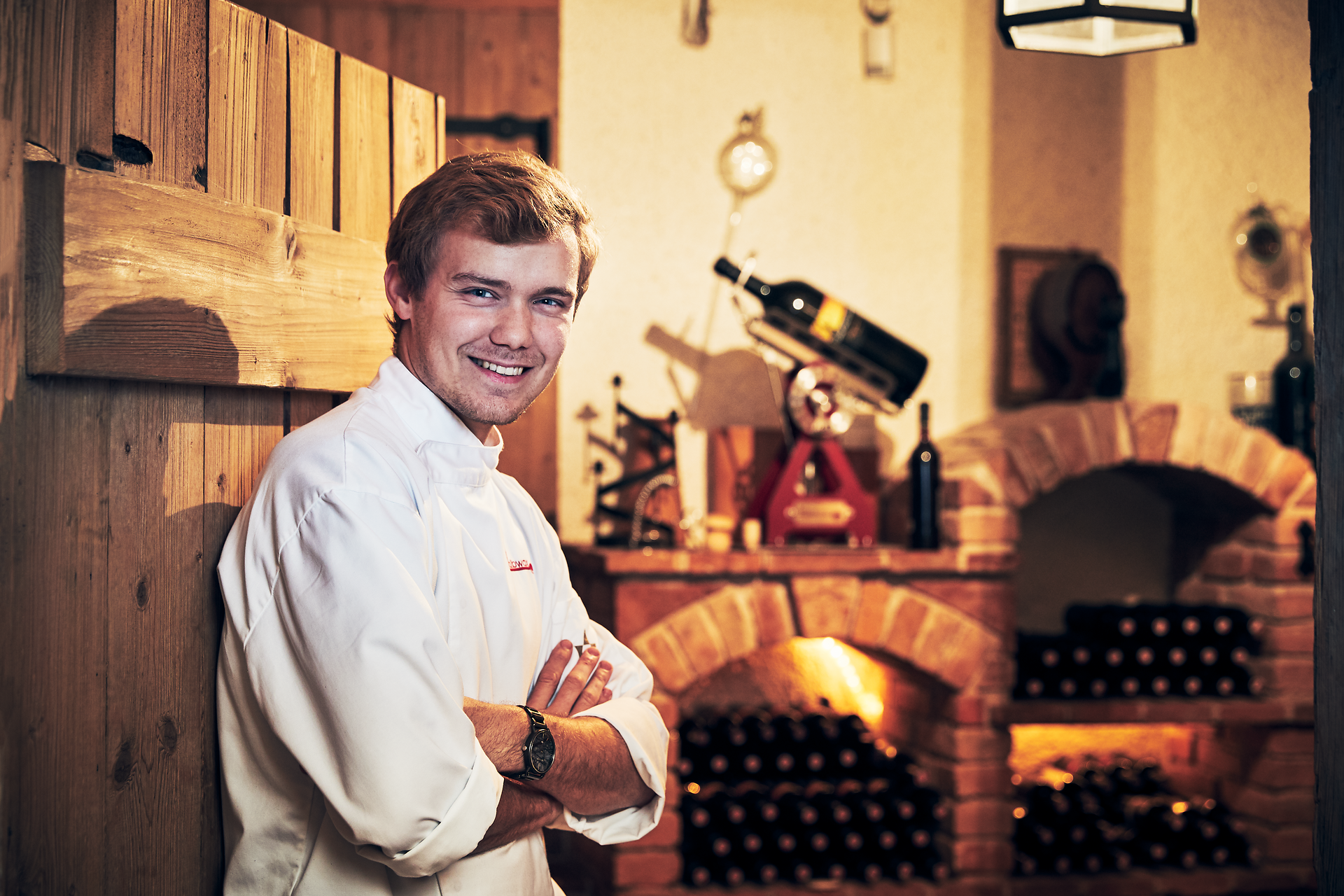 Inmitten der malerischen Wiener Alpen strahlt das Gasthaus eine einladende Gemütlichkeit aus. Der freundliche Wirt, mit einem Lächeln auf den Lippen, verkörpert die herzliche Wirtshauskultur Niederösterreichs. Hier genießen Gäste nicht nur köstliche Speisen, sondern auch die atemberaubende Aussicht auf die umliegenden Berge.
