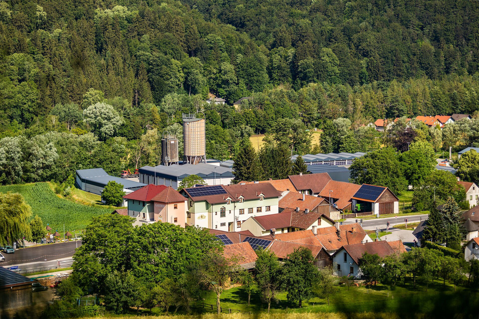 Gasthaus Pichler in Petersbaumgarten is conveniently located near the highway, and the region's bike paths are also nearby. 