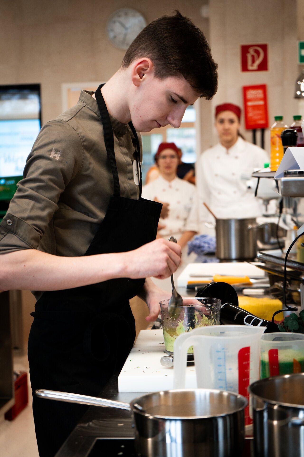 Lehrling beim Kochen in der Küche der HLF Krems beim "Wirtshaus Battle - Young Talents" Lehrlingswettbewerb 2026.