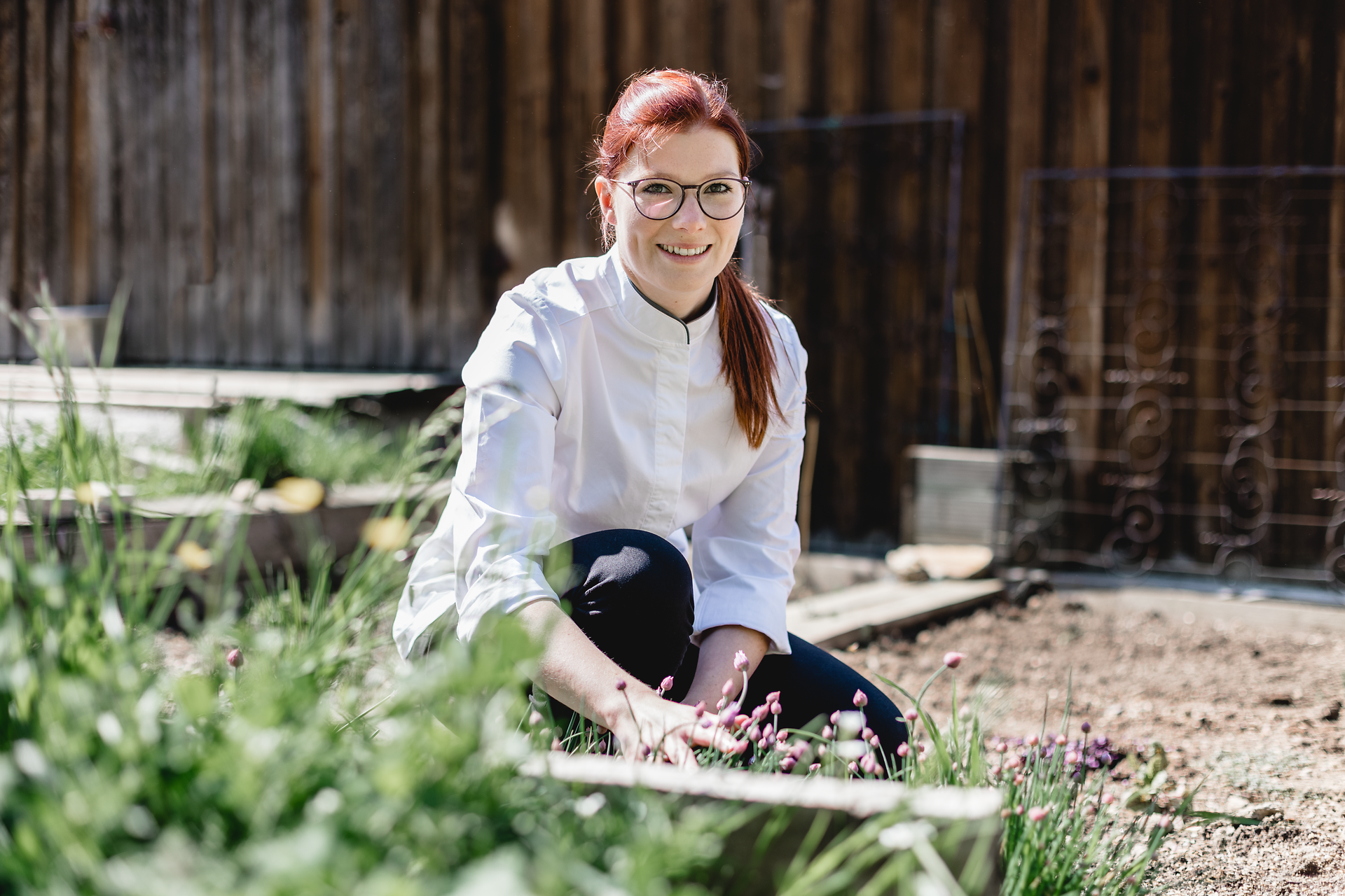 Inmitten der blühenden Kräuter und der sanften Hügel des Waldviertels strahlt eine einladende Atmosphäre. Die frische Luft und das Lächeln der Gastgeberin laden dazu ein, die regionale Küche zu genießen und die Schönheit der Natur zu erleben.