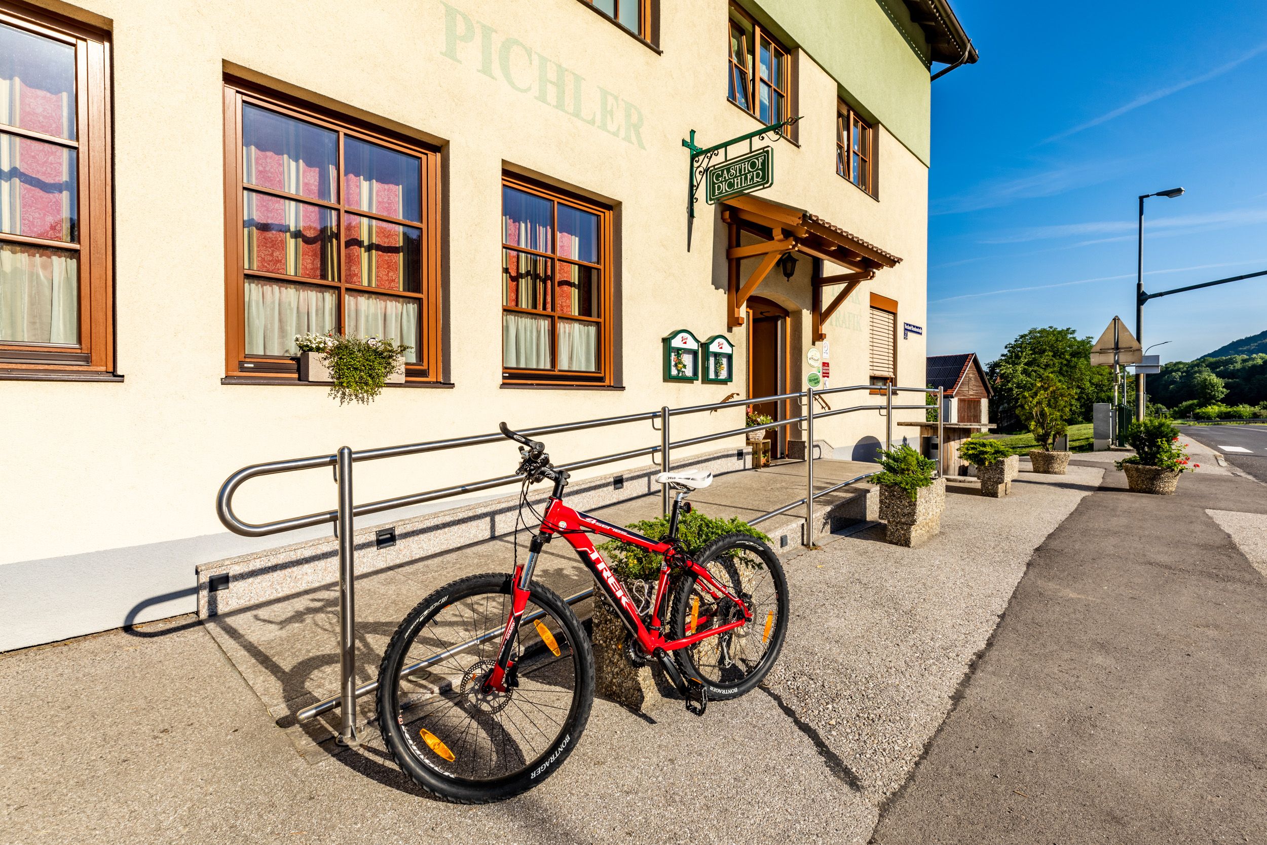 Fahrrad vor dem Gasthof Pichler an einem sonnigen Tag.