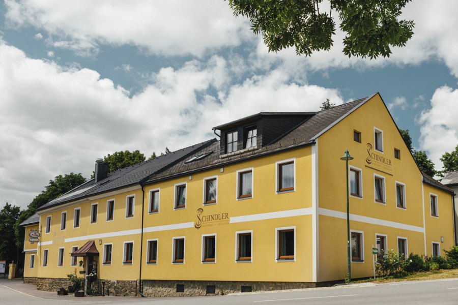 Gelbes Wirtshaus mit der Aufschrift 'Schindler' in Brunn am Wald.