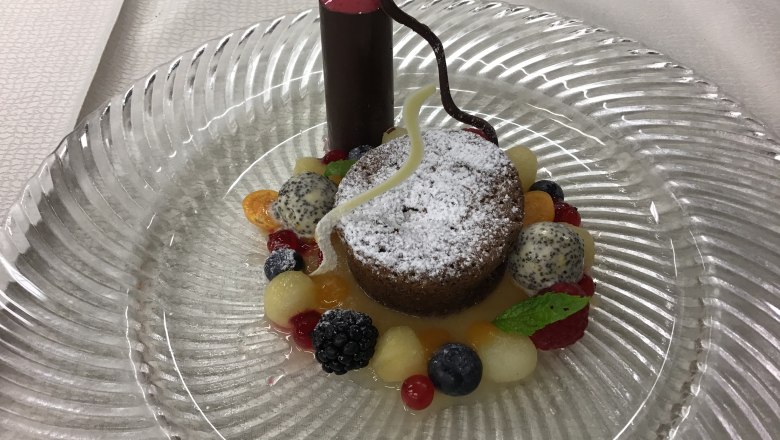 Mohn-Schokoladenauflauf mit Birnenragout, © Fischerwirt Harhaller