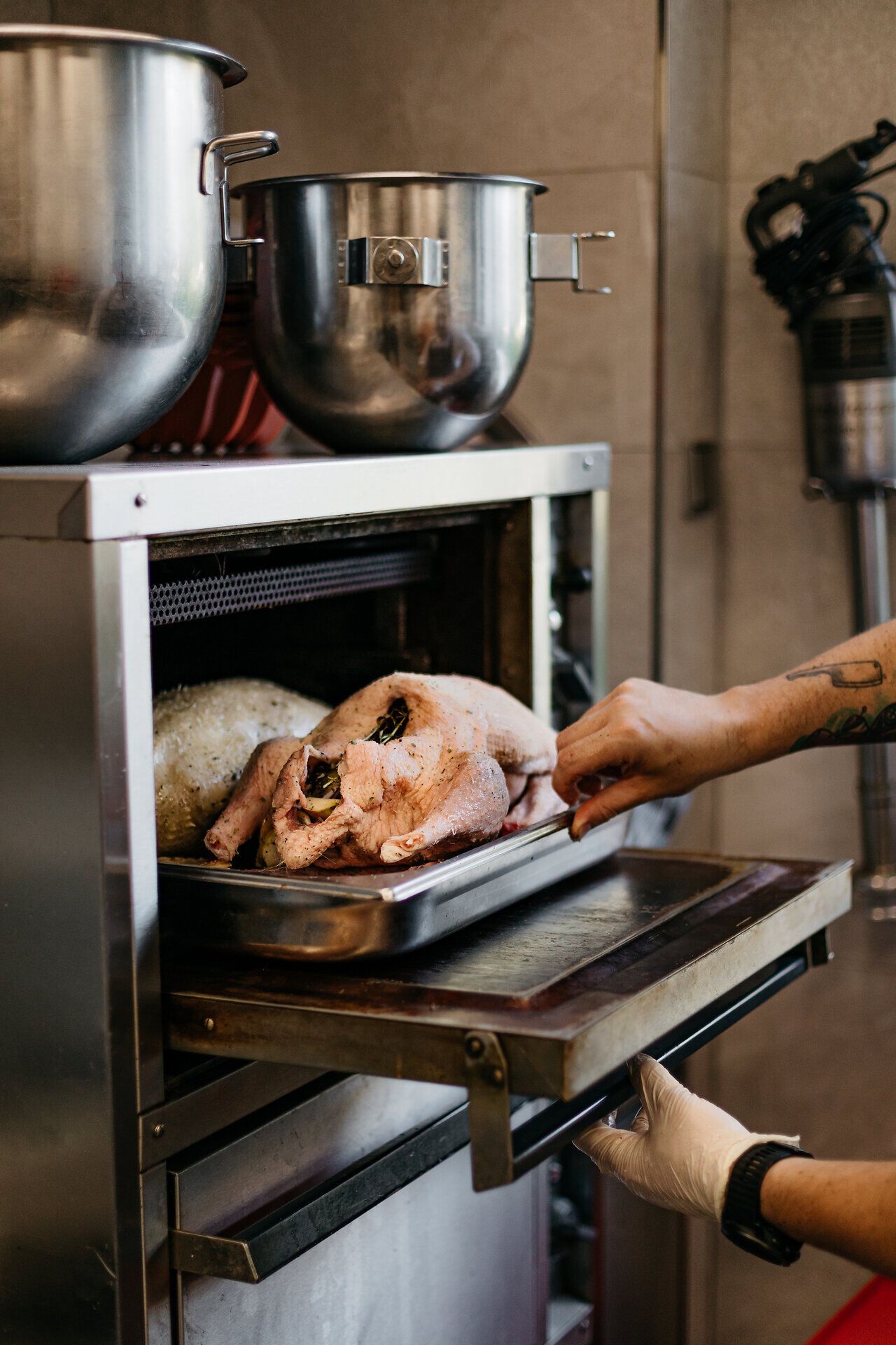 In der warmen Atmosphäre des Wirtshauses wird eine Gans zubereitet, die auf eine festliche Tafel wartet. Der Duft von frisch gebratenem Fleisch und Kräutern erfüllt den Raum und verspricht ein unvergessliches Geschmackserlebnis. Hier, im Herzen des Mostviertels, wird Tradition mit herzlicher Gastfreundschaft gelebt.