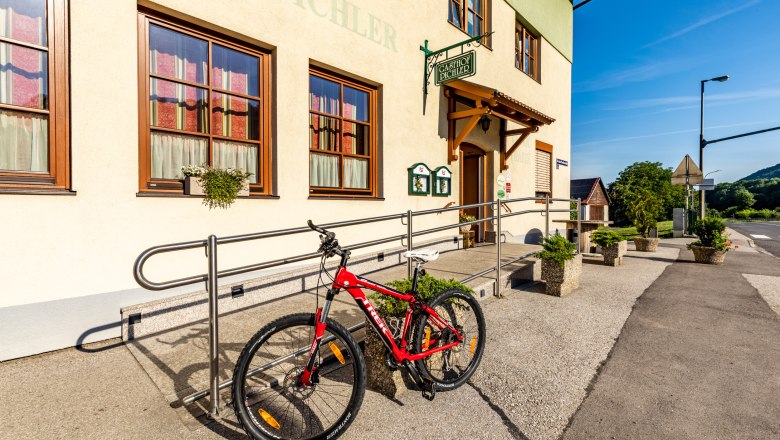 Fahrrad vor dem Gasthof Pichler an einem sonnigen Tag.