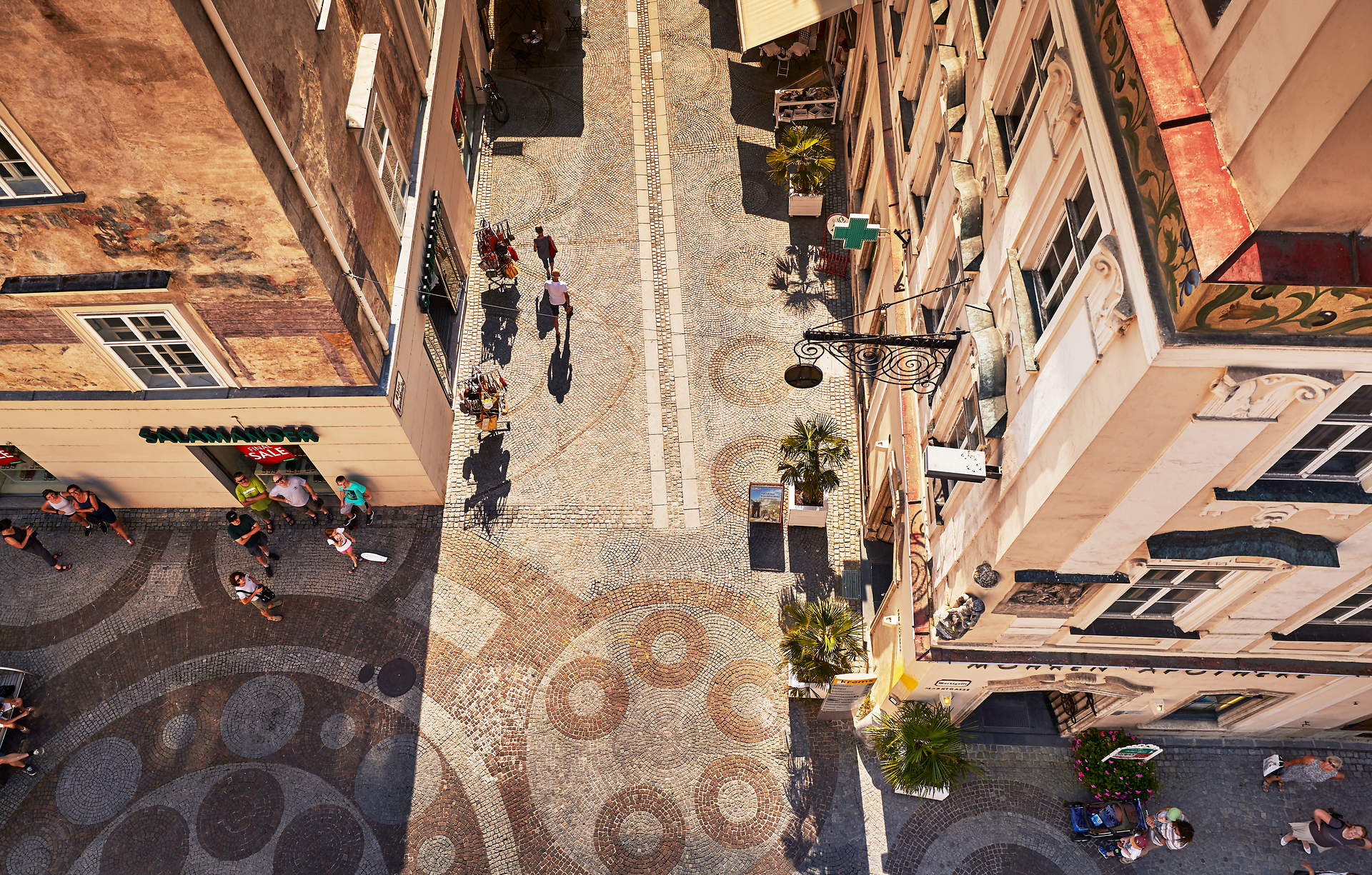 Die malerischen Gassen laden zu einem entspannten Spaziergang ein, während die historischen Gebäude eine faszinierende Kulisse bieten. Die sanften Wellen der Donau reflektieren das Licht der untergehenden Sonne und schaffen eine romantische Atmosphäre, die zum Verweilen einlädt.