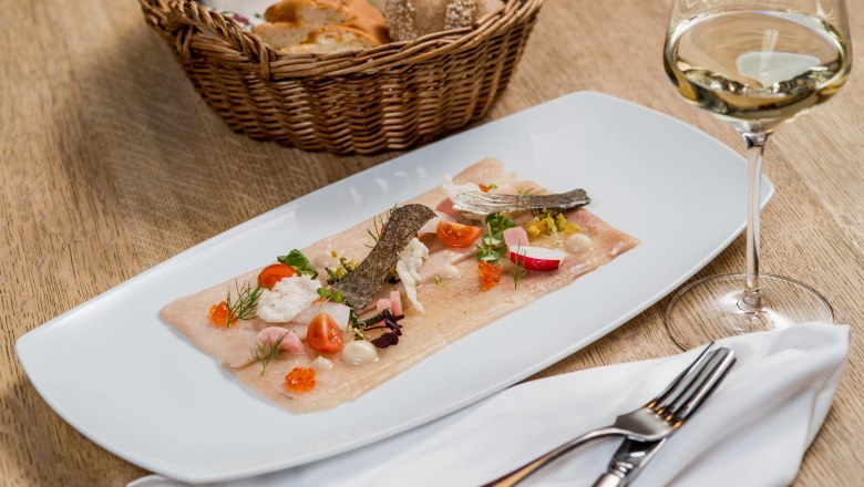 Roh mariniertes Forellenfilet mit Schwarzwurzeln und Chicoree, &copy; Nieder&ouml;sterreich-Werbung/Rita Newman