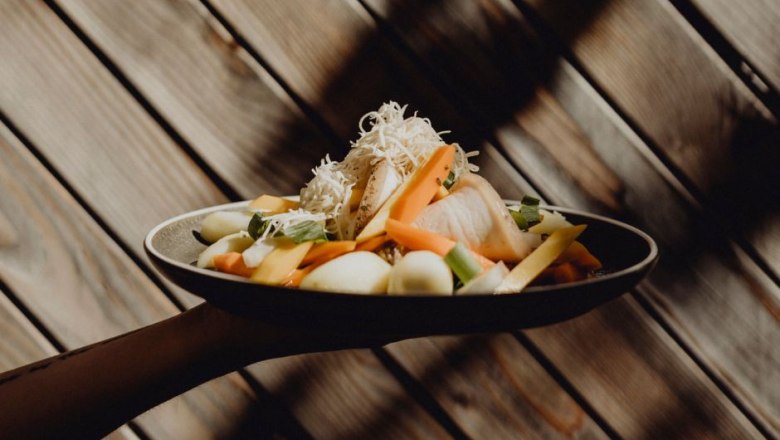 Krenfleisch vom Schneeberglandschwein mit Wurzelgem&uuml;se und Salzerd&auml;pfel, &copy; Nieder&ouml;sterreich Werbung/ Sophie Menegaldo