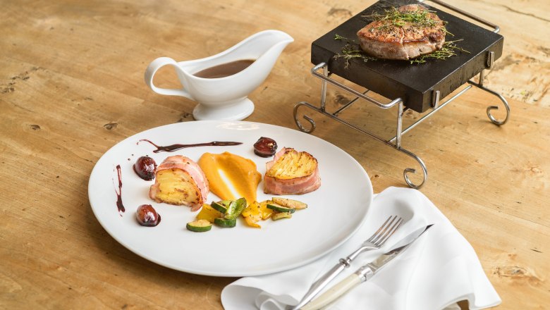 Rinderfilet, Süßkartoffelterrine, Portweinzwiebel, © Niederösterreich-Werbung/Rita Newman