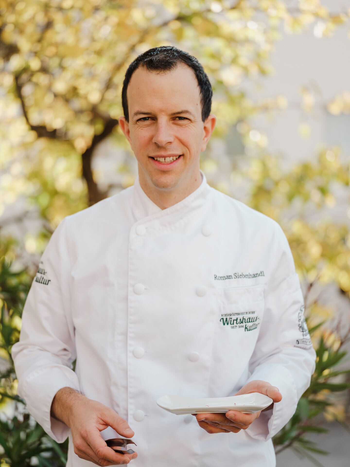 Inmitten der malerischen Landschaft von Niederösterreich strahlt der Gasthof eine einladende Atmosphäre aus. Die warmen Sonnenstrahlen durchdringen die Bäume und schaffen eine harmonische Kulisse für genussvolle Momente. Hier erleben Gäste die traditionelle Wirtshauskultur und die herzliche Gastfreundschaft.
