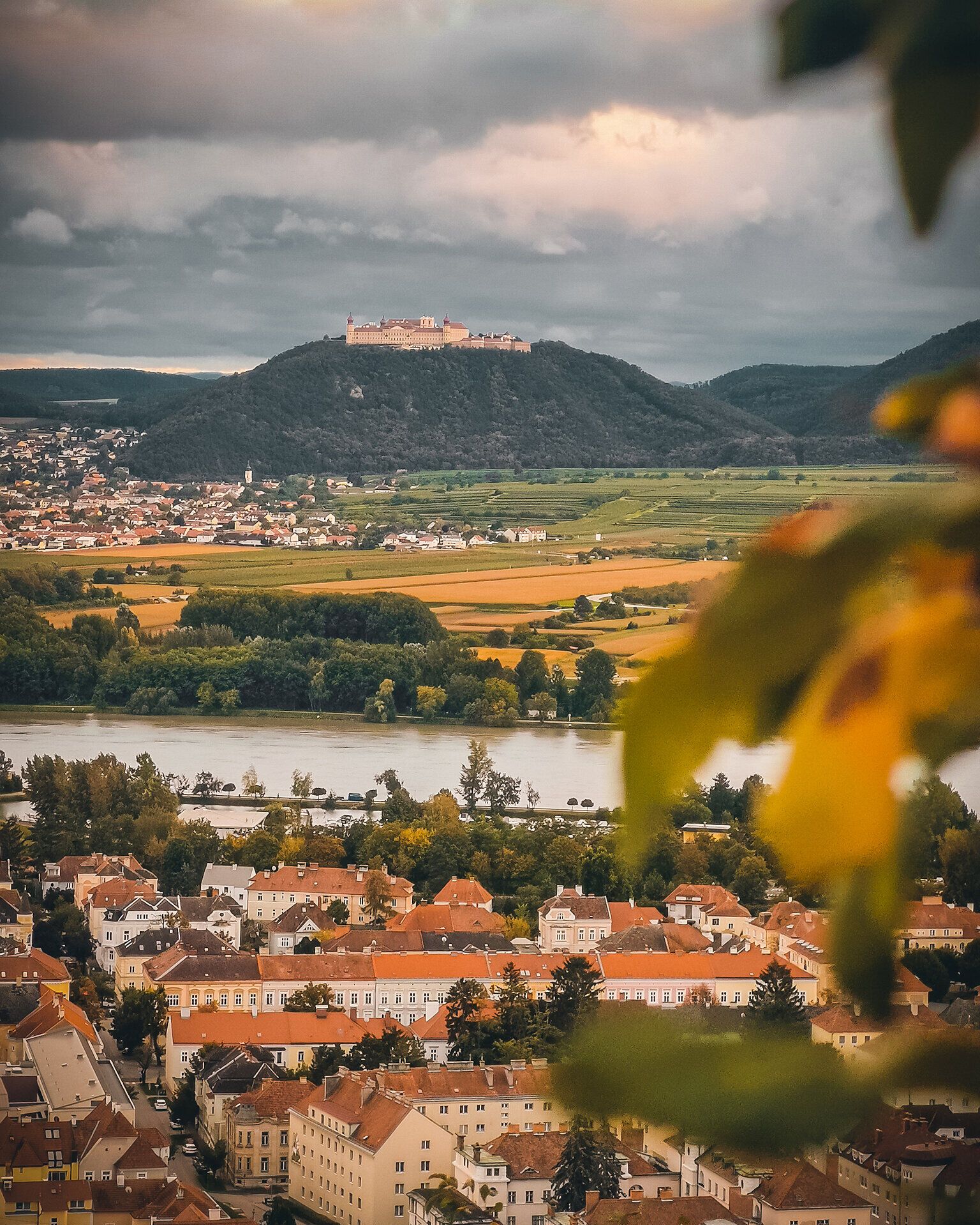 Die sanften Hügel der Wachau umarmen die Donau, während die herbstlichen Farben die Landschaft in ein warmes Licht tauchen. Oben thront majestätisch das Stift Göttweig und bietet einen atemberaubenden Blick auf die idyllische Umgebung. Ein Ort, der zum Verweilen und Entdecken einlädt.