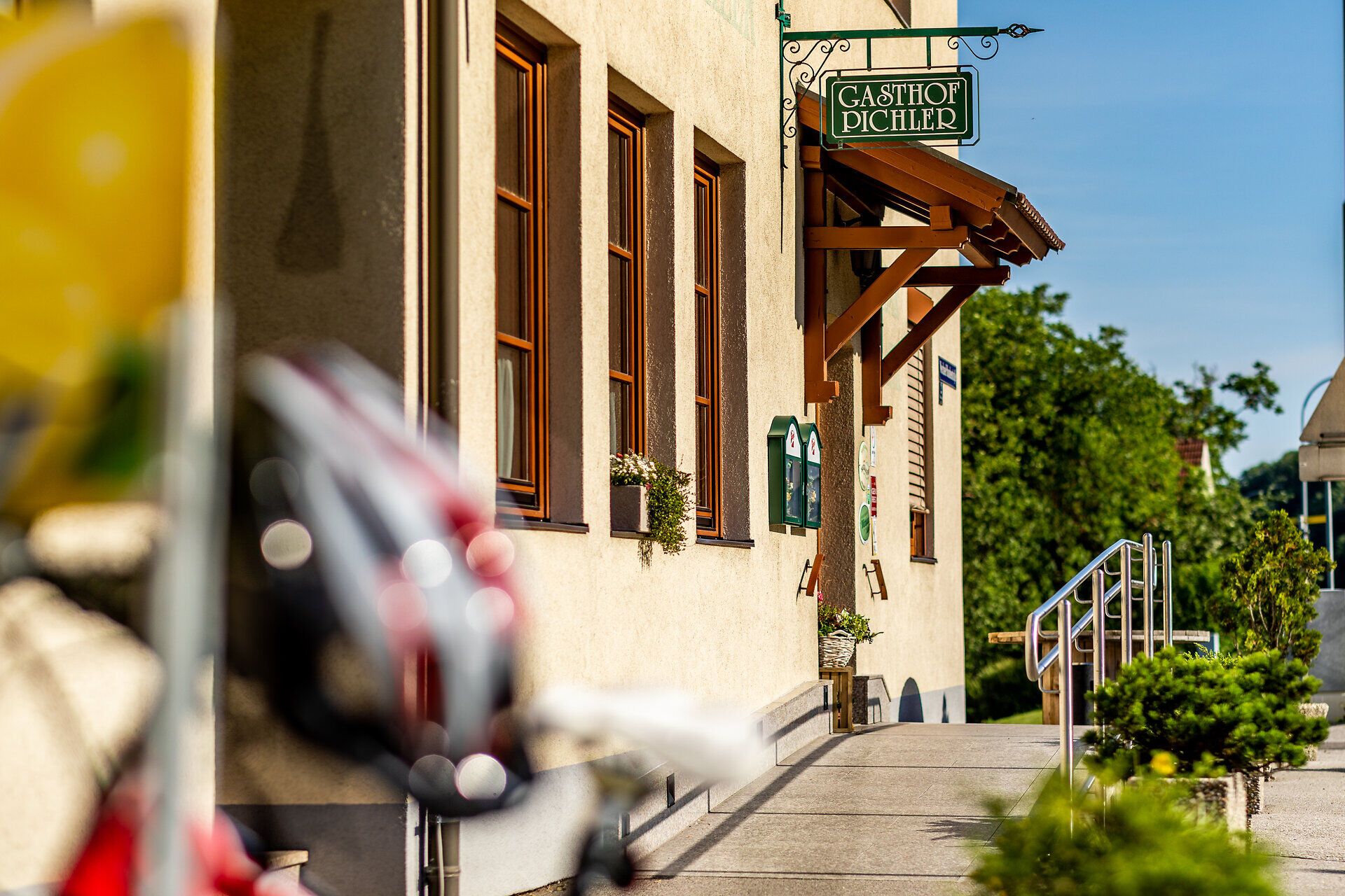 Gasthaus Pichler in Petersbaumgarten is conveniently located near the highway, and the region's bike paths are also right nearby. 