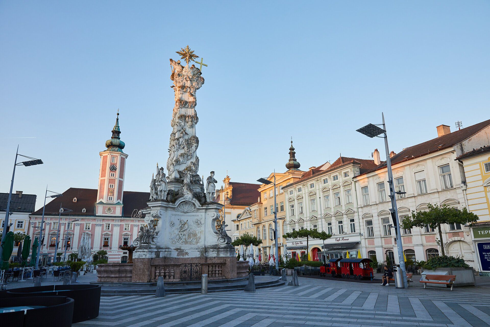 Die historische Innenstadt von St. Pölten strahlt am frühen Morgen eine ruhige Eleganz aus. Der beeindruckende Barockbrunnen im Zentrum zieht die Blicke der Passanten an und lädt zum Verweilen ein. Umgeben von charmanten Gebäuden und blühenden Pflanzen, ist dieser Ort ein wahres Juwel für jeden Besucher.