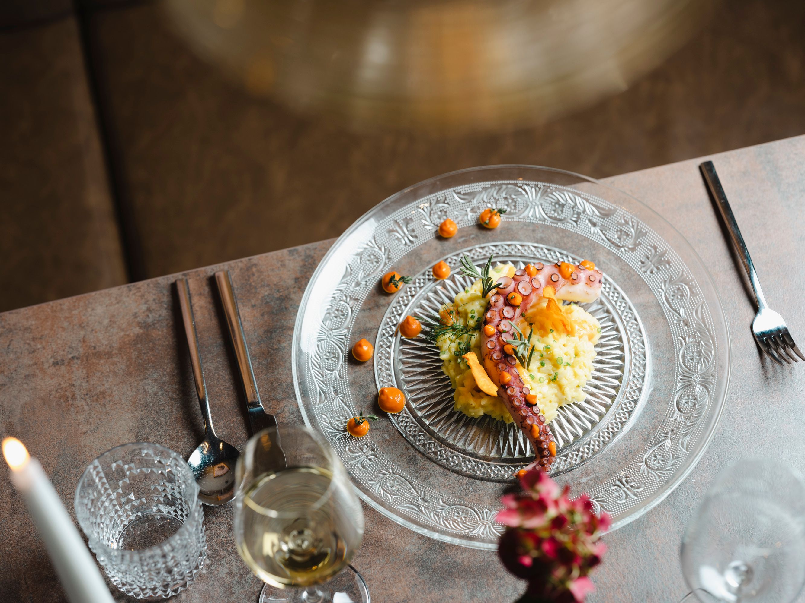 Elegantes Gericht mit Oktopus auf Risotto, dekorativ serviert.